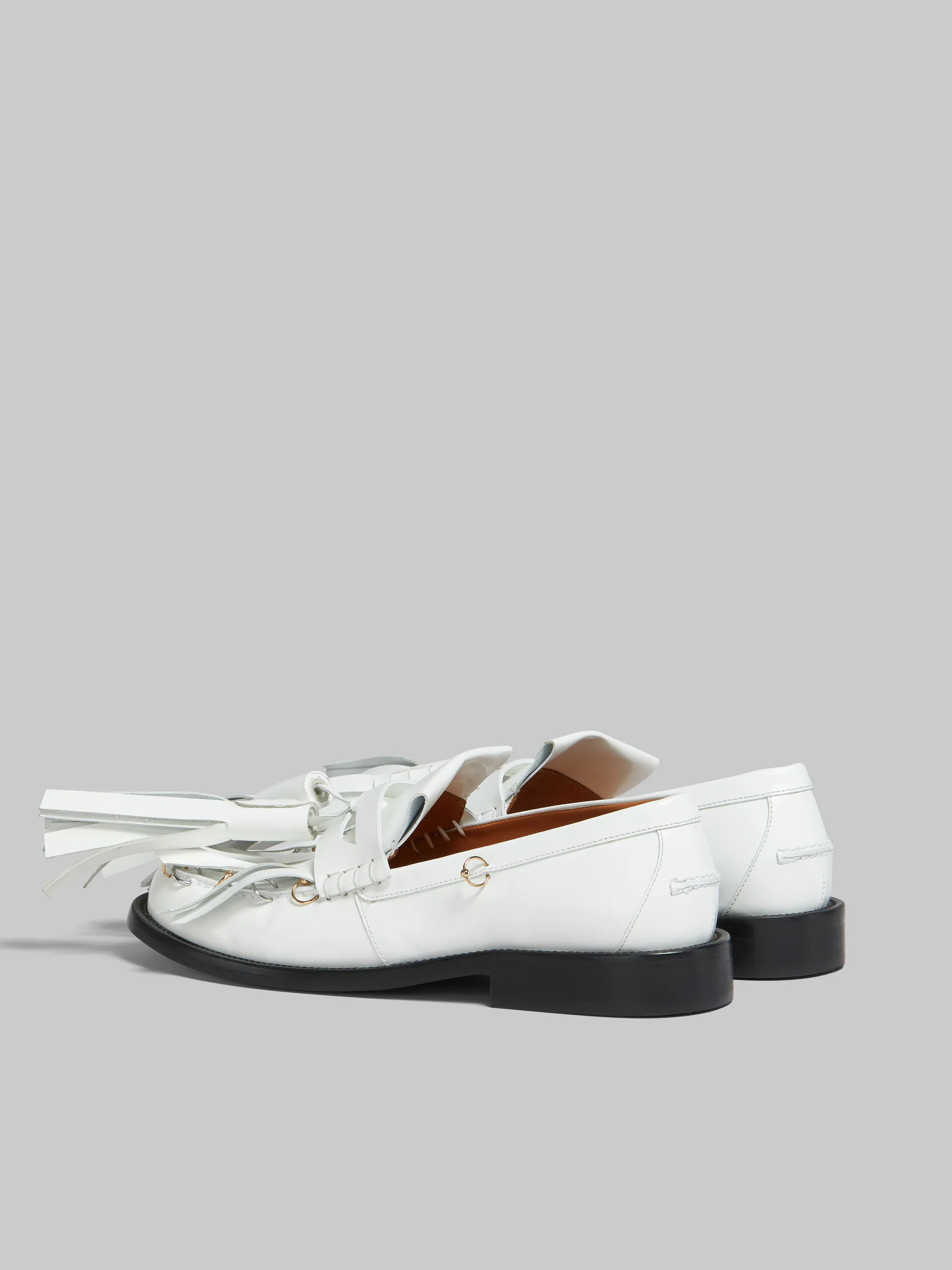 Mocassino Bambi in pelle bianca con maxi nappine