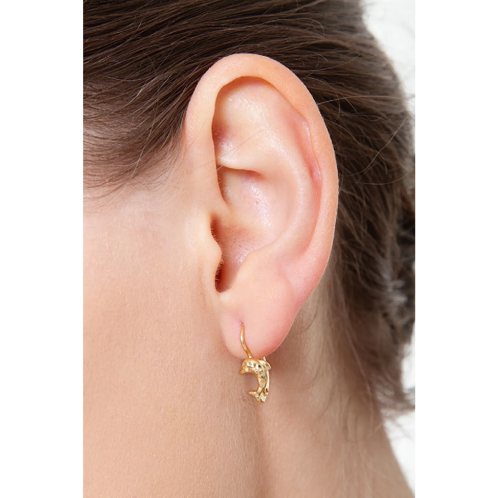 Orecchini monachella con delfino in oro giallo 18k.