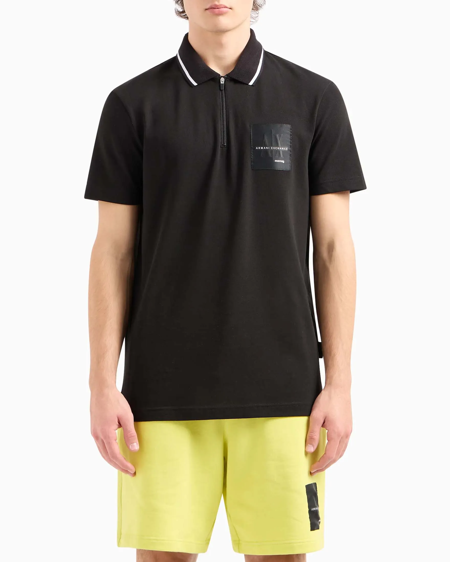 Polo nera in piqué di cotone stretch con maxi patch logo sul petto e colletto con bordino bianco e zip