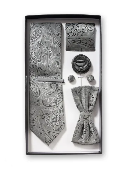 Scatola regalo grigio argento con cravatta, fiocco e accessori, con motivo Paisley.